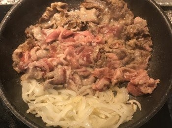 step7: 將炒香的洋蔥和蒜片撥到一邊，放入醃好的肉片煎香煎上色；