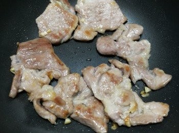 step6: 下油和蒜頭，中細火把豬扒煎至金黃色，盛起。