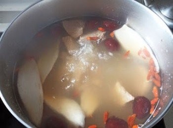 step4: 再以大火煲10分鐘，轉慢火煲1-2小時即成