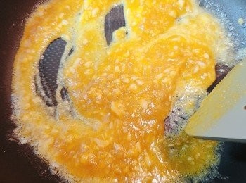 step6: 牛油落鑊煮溶，加入蒜蓉炒香 （中火），加入鹹蛋黃醬快炒至起泡（中火）。