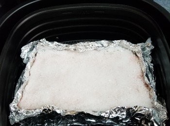 step1: a.將鮮豬腩肉清洗乾淨，在腩肉面及四周(除豬皮)，搽上喜馬拉雅礦物幼鹽，休息五分鐘後再將米酒搽於腩肉上(除豬皮)；


b. 反轉腩肉豬皮向上， 用叉拮豬皮五分鐘再抹乾水分， 將適量調味白米醋搽於豬皮上待5分鐘後抹乾豬皮表面；


c. 用錫紙圍封豬腩肉四周， 露出豬皮， 取適量粗鹽鋪滿豬皮 (切記豬腩肉四周不要有粗鹽漏入)，擺密實盒內，粗鹽面再擺入一至兩張廚房紙，擺入雪櫃4小時或隔夜；