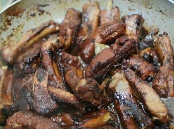 step6: 可半蓋上鍋蓋或在面層蓋上鍚紙, 細火煮40分鐘 -> 轉大火收汁