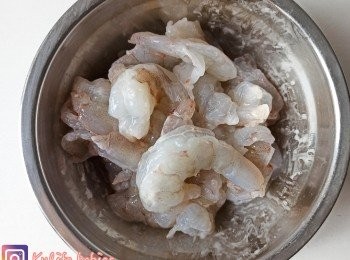 step2: 蝦仁先解凍，再係蝦背切一刀，用少量鹽及粟粉醃，放雪櫃1小時後，用水沖乾淨備用