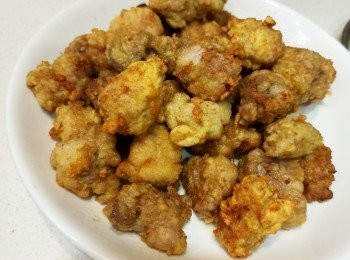 step4: 中火放油炸豬肉，待油滾起就小心放入豬肉，炸5分鐘拿起備用