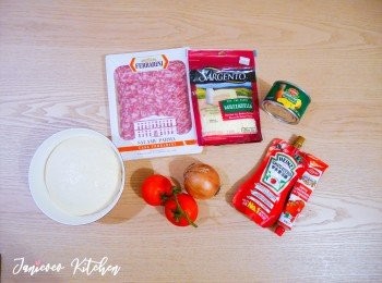 step5: 準備Pizza材料。焗爐230度預熱。在乾淨的桌面撒上麵粉。烤盤塗上油。