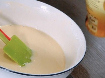 step5: 把油加入麵糊中，然後拌勻。