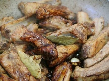 step4: 落蒜頭,乾辣椒, 香葉, 八角落鍋裡爆香 -> 加入生抽, 老抽, 將排骨炒至上色