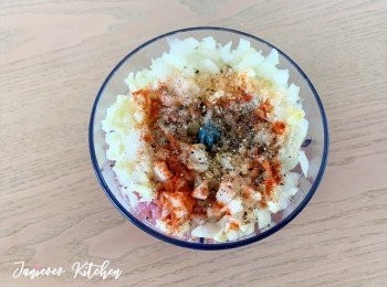 step5: 逐步加入蒜、洋蔥和所有調味料並再用攪拌機拌勻。