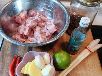 step1: 預備材料: 先將腩排洗淨抹乾水分 ; 香茅切碎(可先用刀柄壓鬆，會更易切開)；蒜頭切片；辣椒切碎(如怕辣可去籽)；薑切片 。