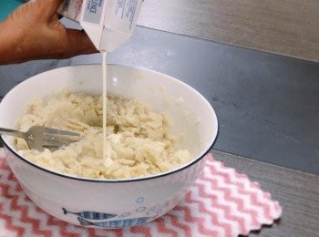 step3: 加入鹽至薯蓉，再慢慢加入鮮忌廉，攪拌至順滑，然後過篩備用。