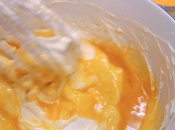 step2: 把雞蛋放在碗中打發，然後分數次加入至芝士漿。