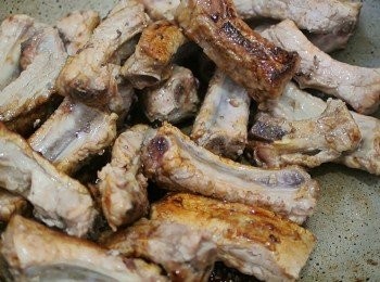 step3: 加入排骨炒至上糖色