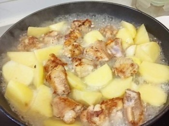 step6: 倒入薯仔及水，水量到材料一半
