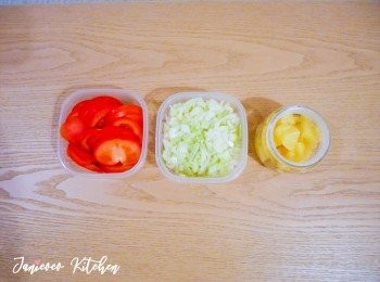 step6: 蔬菜和肉類洗淨並切成喜歡的大小，抹乾待用。