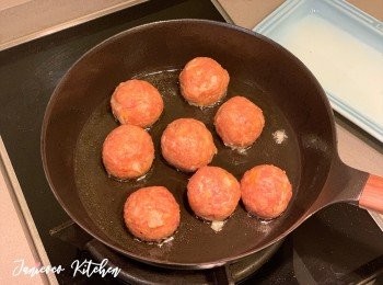 step11: 將肉丸半煎炸至表皮全部變成焦脆及金黃色即可。