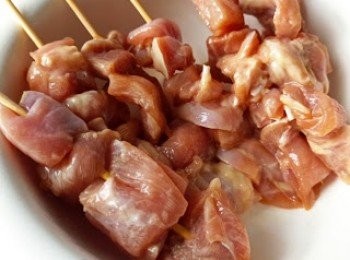 step4: 用竹籤串起雞件