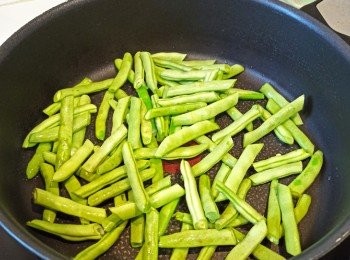 step3: 薯仔先浸水30分鐘，中火下油起鑊炒四季豆，關蓋煮2分鐘拿起