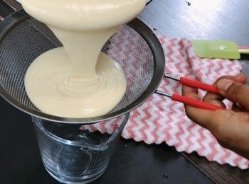 step5: 把粉漿過篩，使蛋糕口感更順滑。