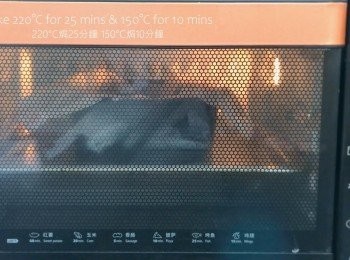step7: 把焗爐用220°C預熱15分鐘，把蛋糕放入焗爐用220°C焗25分鐘，出現焦糖色後，把溫度調低至150°C焗10分鐘，避免焦燶。