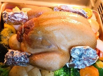 step8: 1.5小時後再放入配菜續烤約1.5小時至雞熟(甚至要加時)。(因每個焗爐爐温都不同和雞的size大小也會影響烤焗時間，請自行調節執生）。而焗最後半小時時便可拎走包住<a href="https://bit.ly/3zHU5V3" target="_blank" data-keyword="雞翼" class="guide-link"><strong>雞翼</strong></a> <span style="display:inline-block;vertical-align:middle;margin-top:-3px;color:initial;border-radius:3px;padding:2px 3px;font-size:12px;line-height:14px;background:#87d300;color:#fff;">即買</span> 的錫紙。