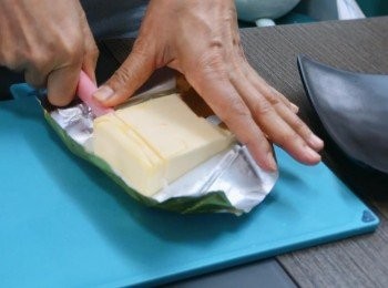 step2: 將薯仔去皮，然後用叉壓成泥狀，再趁熱加入牛油拌勻至融合。