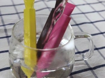 step1: 準備：
①用熱水將朱古力筆溶化
②把朱古力（牛奶朱古力/白朱古力） 用隔水加熱方式溶化。
 *我只有用牛奶朱古力和白朱古力 如果可以買到粉紅色的草莓朱古力 顏色會更好看。
③準備鋁箔紙小杯