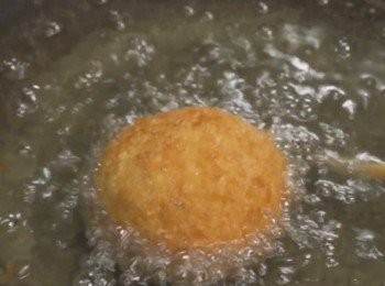 step9: 小心放進油鍋中
炸至金黃色