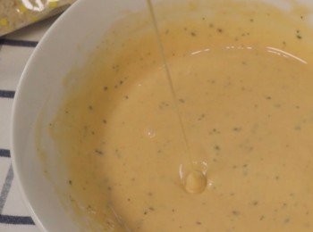 step6: 加入麵粉 攪拌混合均勻

變成順滑的糊狀
沒有看到麵粉粒就可以了