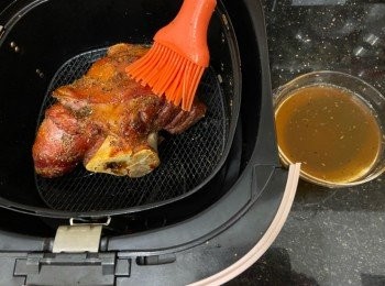 step9: 200度氣炸45-50分鐘，每15分鐘取出掃上啤酒