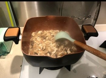 step2: 將牛油下鍋，加入蒜蓉及洋蔥碎炒至金黃色
然後加入切碎左嘅菇，炒3至5分鐘