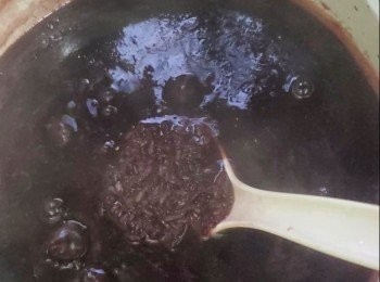 step2: 瀝乾水份放入煲中，加水煲大概1小時，凍水落，大火15分鐘，轉細火30分鐘，轉大火15分鐘，（可以放入電飯煲煮）