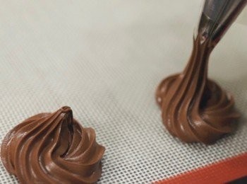 step5: 把朱古力混合物倒進擠花袋中
擠出自己喜歡的形狀
