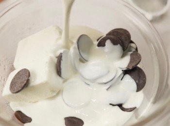 step11: 用隔水加熱方式把材料融化
忌廉芝士+朱古力+鮮忌廉
慢慢混合在一起