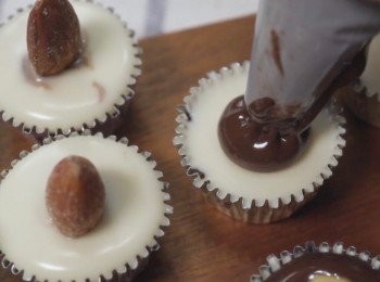 step4: 10分鐘後朱古力應該凝固了。

然後添加最後一層朱古力
確定不要添加顏色相同的朱古力！