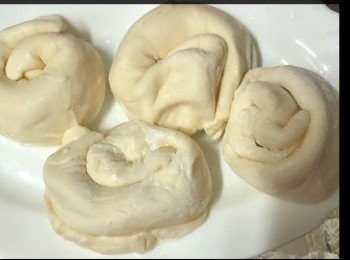 step7: 然後扭轉蔥粒麵糰，扭轉按壓讓整個麵糰呈現螺旋圖面。