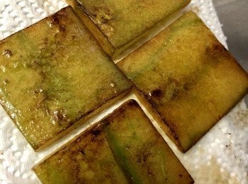 step3: 將冬瓜皮抹上少許老抽上色，然後用油煎至金黃色，取出用廚房紙吸走多餘油份備用。