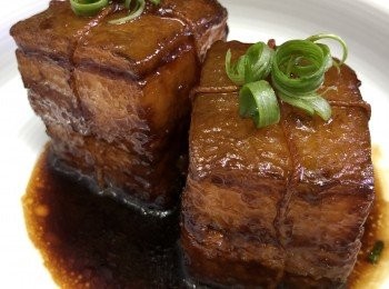 step11: 將湯汁用粟粉水打芡，淋上仿五花腩上，偽東坡肉便完成了。