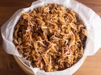 step7: 最後準備蒸籠將米糕放入後，依照喜好撒上櫻花蝦蒸5~15分鐘，在放上香菜就完成了。