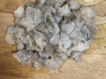 step2: 冷藏後的蝦仁略切成塊；