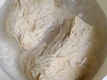step2: 燒一煲水，烤麩熱水下鍋先煮15分鐘撈起。