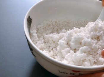 step6: 把西米水份瀝乾，加入糖和油拌勻。