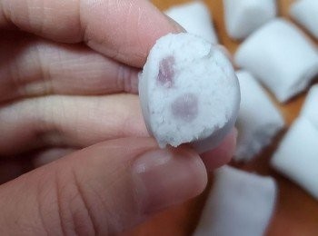 step1: 蕃薯/芋頭大火蒸15分鐘，放涼後，加入木薯粉和生粉搓勻，續少加入水搓至成形，不黏手就可以，太濕可再加粟粉，