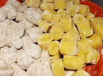 step2: 搓至想要既形狀，灑上粟粉防黏，放入冰箱存放即可