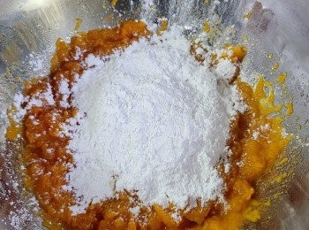 step5: 再加入糯米粉，糯米粉的多少要根據南瓜含水量而調節，所以別一次過加入糯米粉。