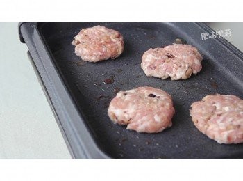 step7: 用中火把油加熱, 每面煎約3-4分鐘