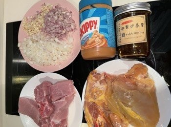 step1: 雞殼和豬脊骨汆水後洗乾淨，用2公升水同煲約1小時，湯渣分隔。