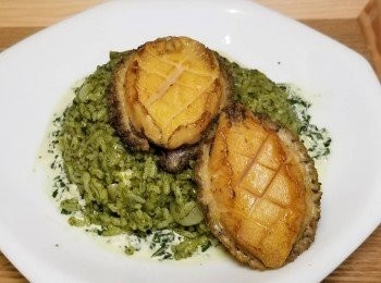 step8: 繪飯加上牛油鮑魚，再在旁邊唧上青醬。 完成。