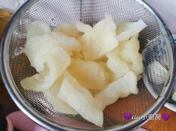 step2: 滾水加入1湯匙紹興酒，放入魚肚，煮5分鐘後，熄火，蓋上蓋焗1小時，盛起，切件，備用。
