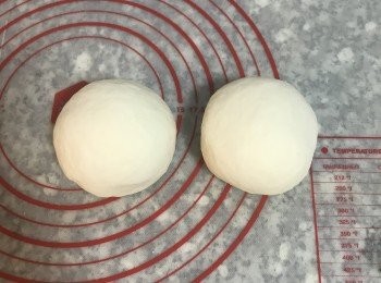 step5: 將麵糰一分為二，揉圓；