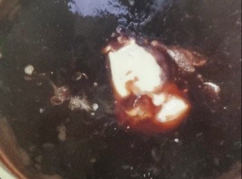 step3: 加少許鹽，黑片糖兩片直至溶解，加入椰漿即食，花奶食用後落，椰汁紫米露完成